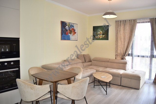 Apartament me qira ne Kompleksin Arlis, rruga e Dibres ne Tirane.
Pozicionohet ne katin e 6 te nje 